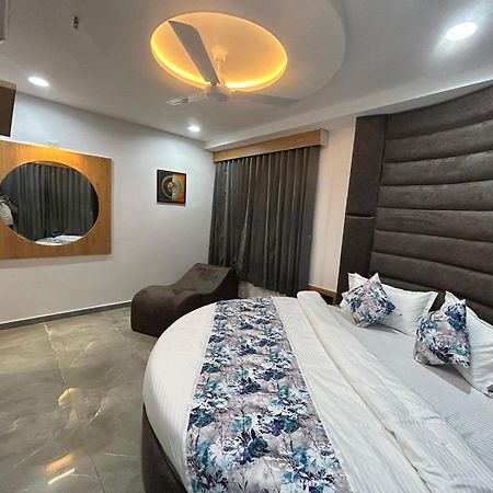 Hotel M Grand Ahmedabad Exterior foto