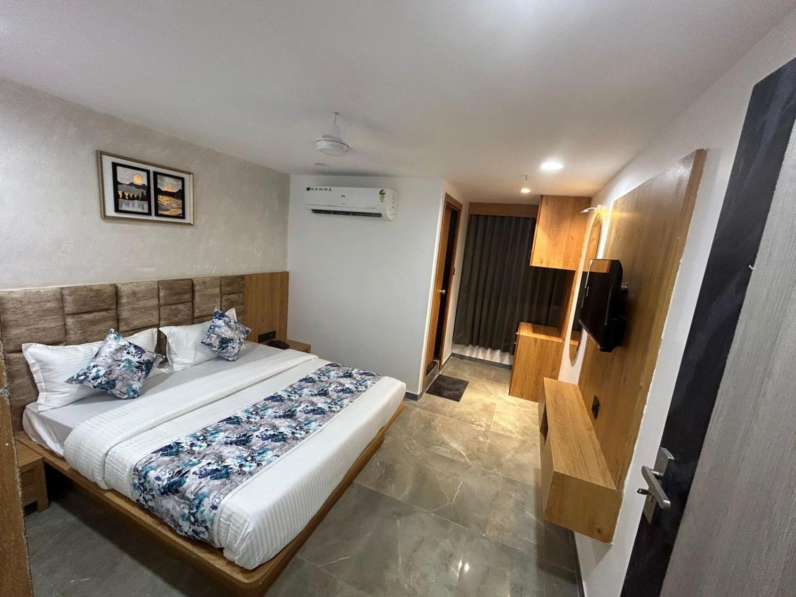 Hotel M Grand Ahmedabad Exterior foto