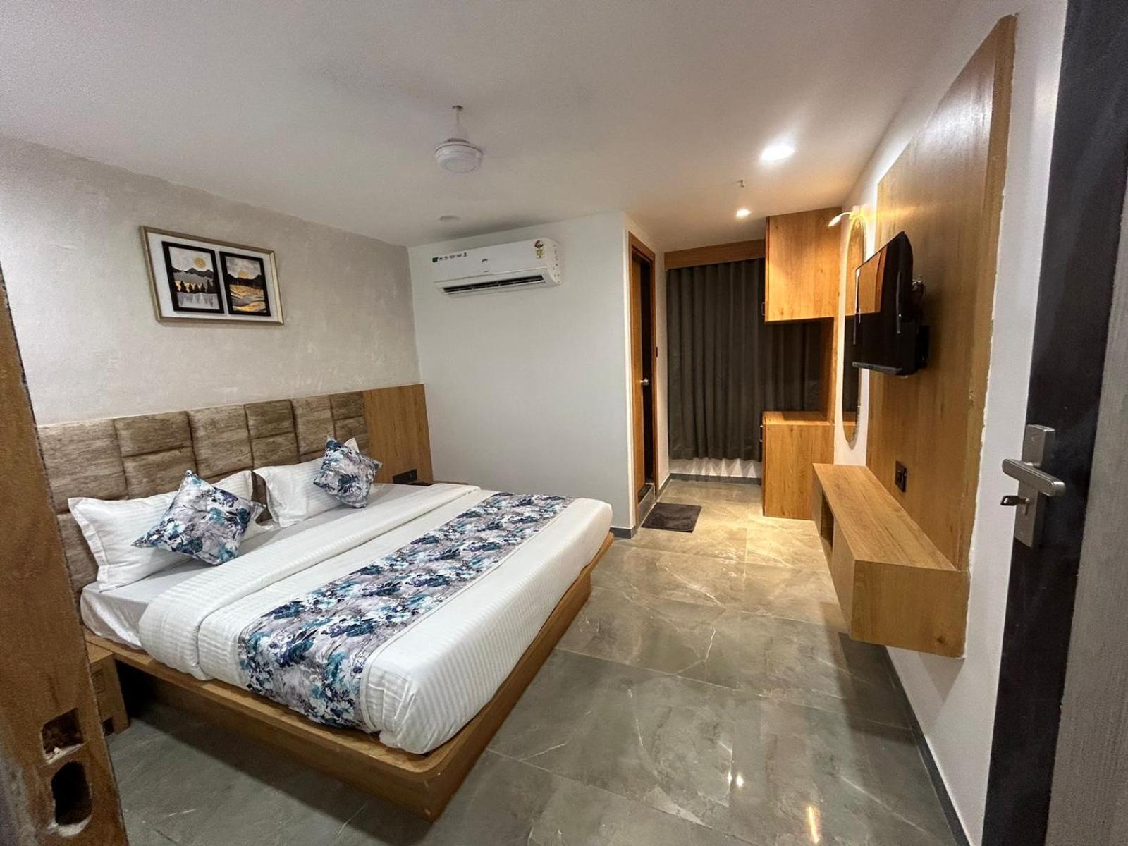 Hotel M Grand Ahmedabad Exterior foto