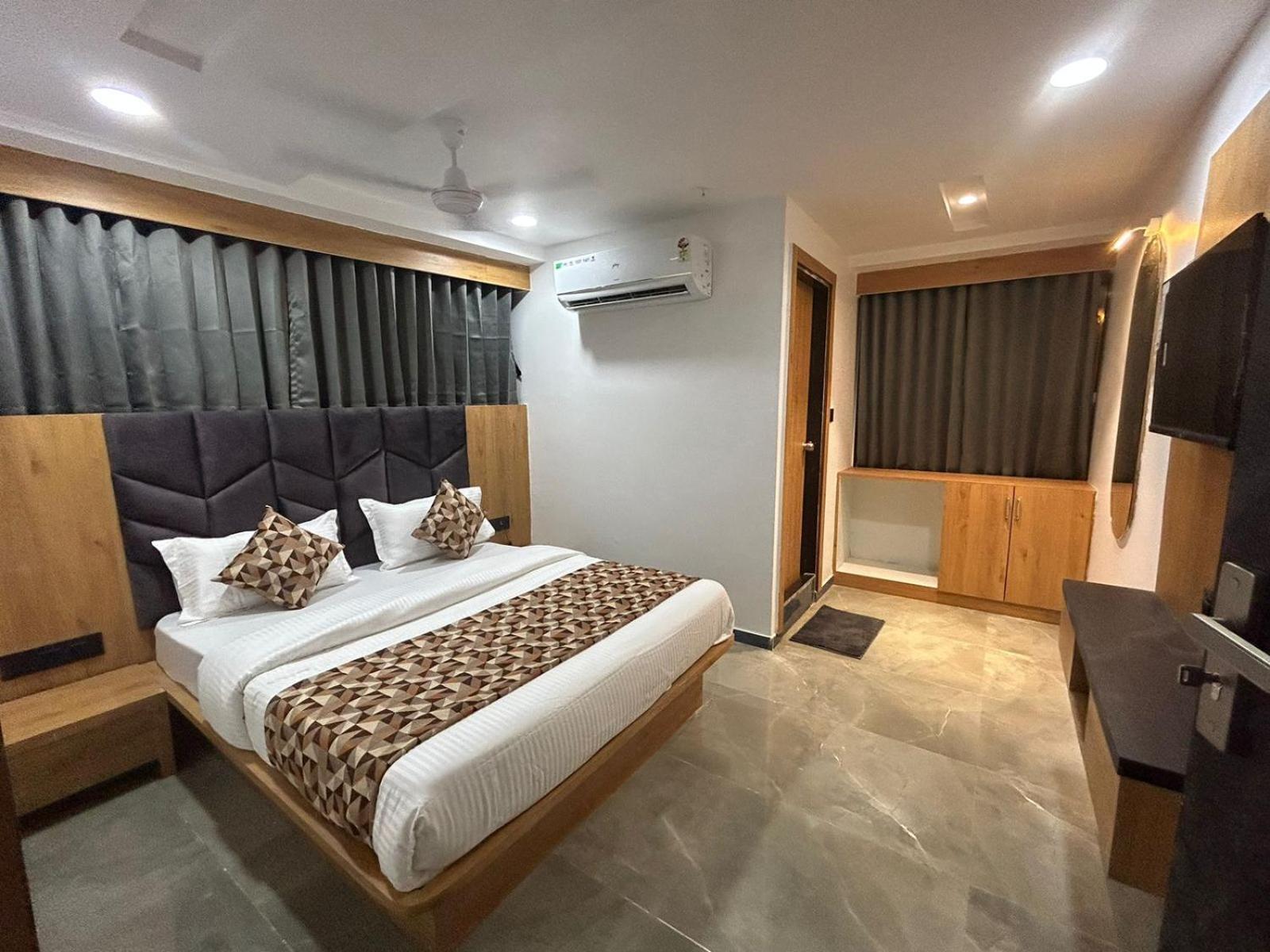 Hotel M Grand Ahmedabad Exterior foto