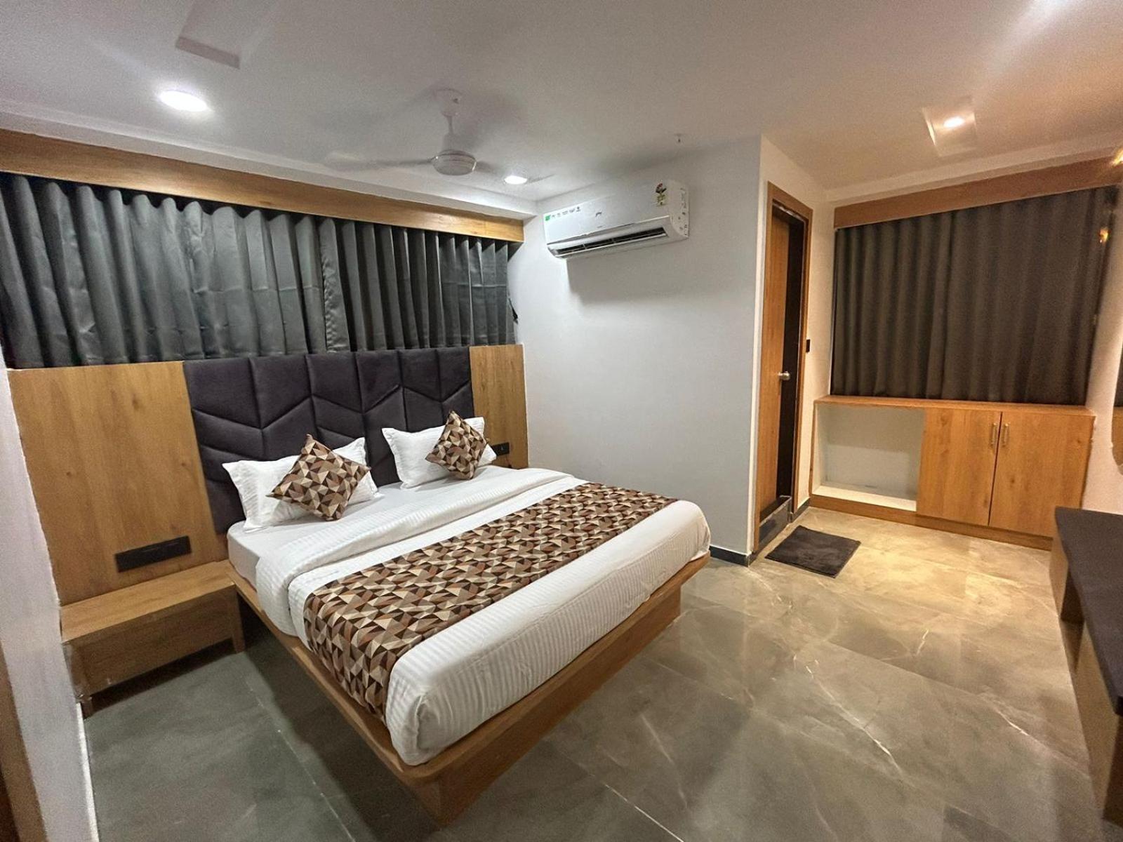 Hotel M Grand Ahmedabad Exterior foto