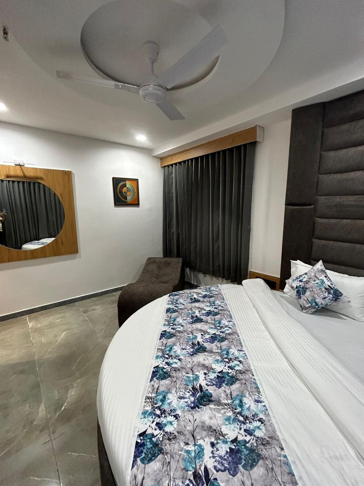 Hotel M Grand Ahmedabad Exterior foto